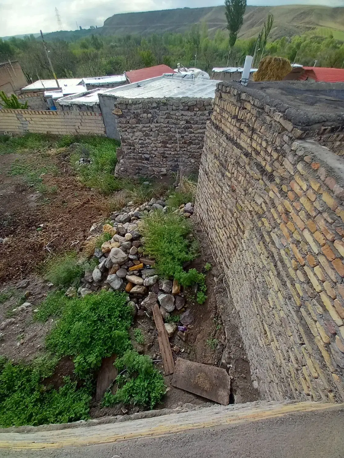 باغ و زمین حصار شده در روستای گونجیگ ، اهر