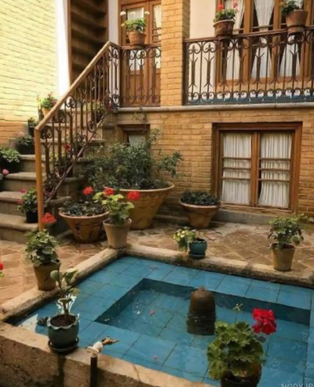 حیاط دو طبقه ۳ بر ولیعصرجنوبی