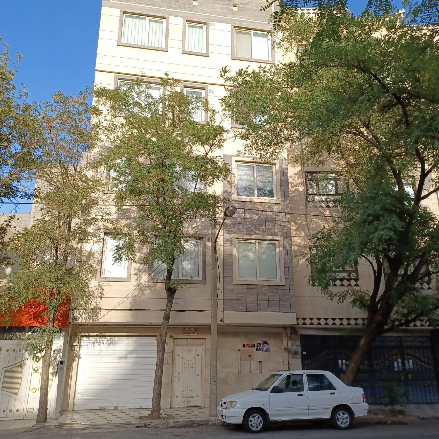 آپارتمان ۱۳۰ متر حاشیه نسترن