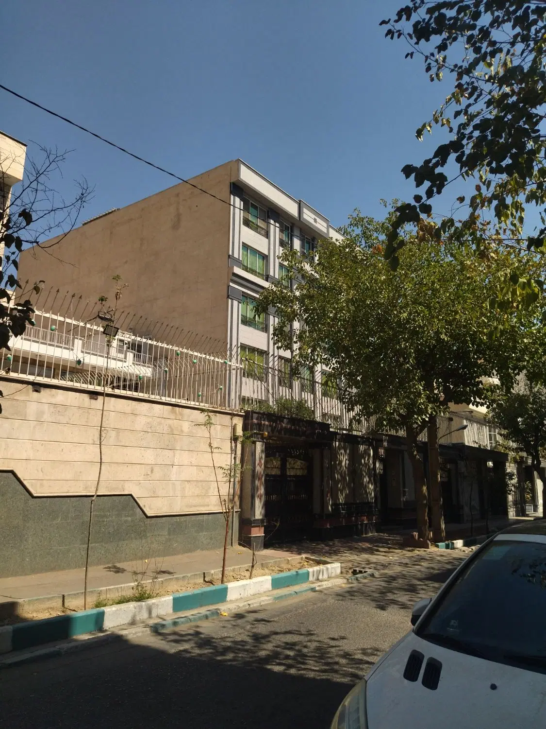 ۱۲۱مترفول۲ سالن تفکیکی بزرگ ۳ پاسیو اختصاصی کاربری