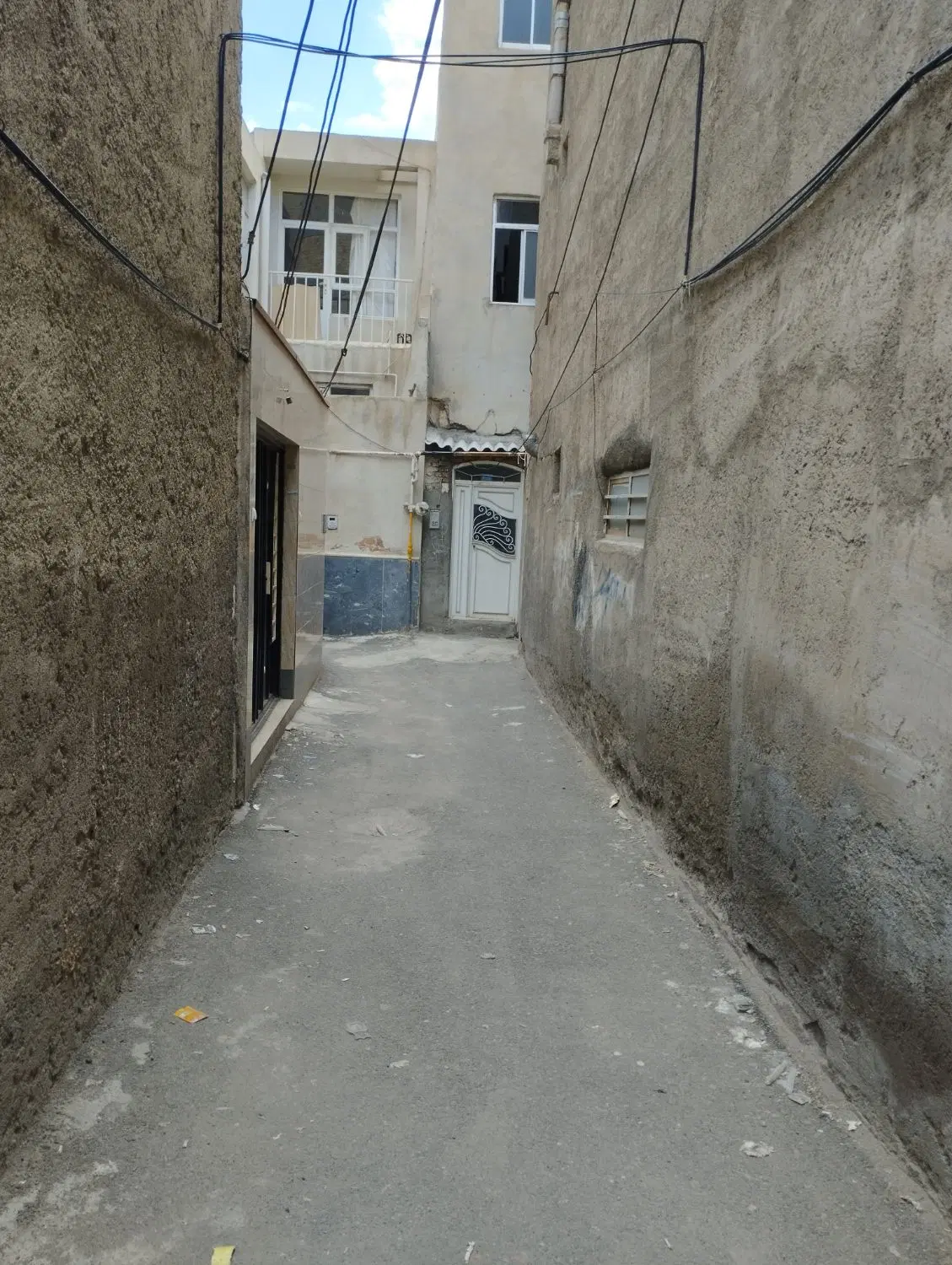 پشت بام در طاق