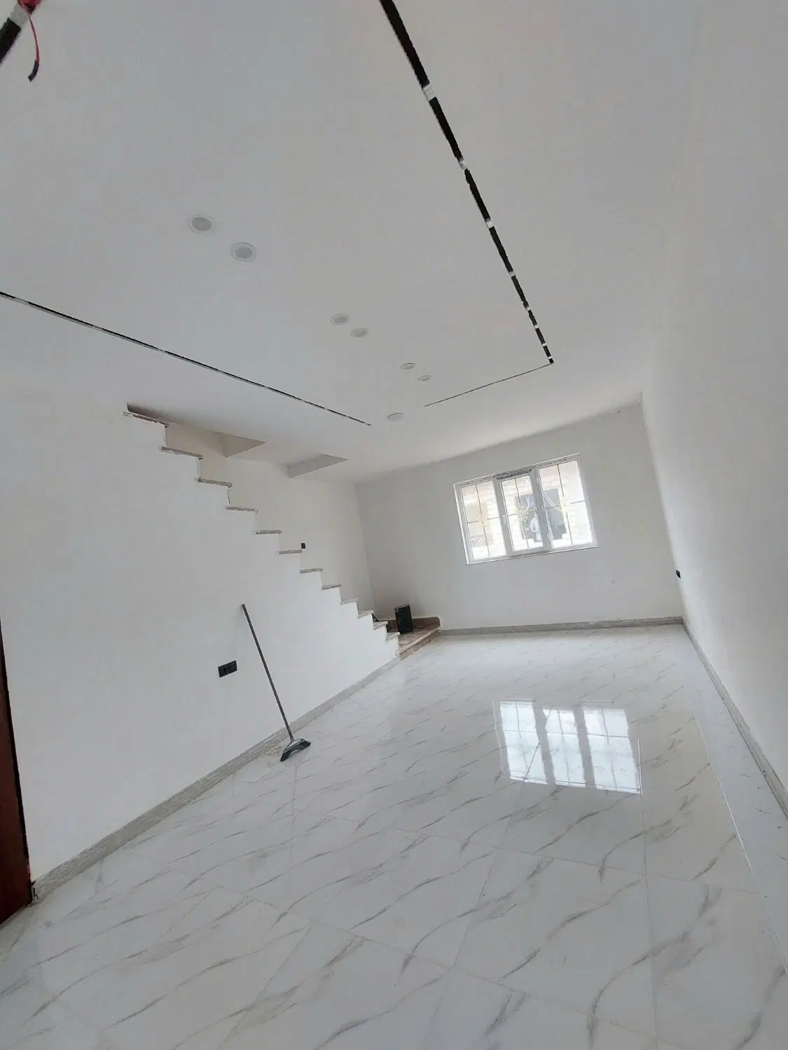 خانه ۱۴۰ متری بام تهرانی و پارکینگ
