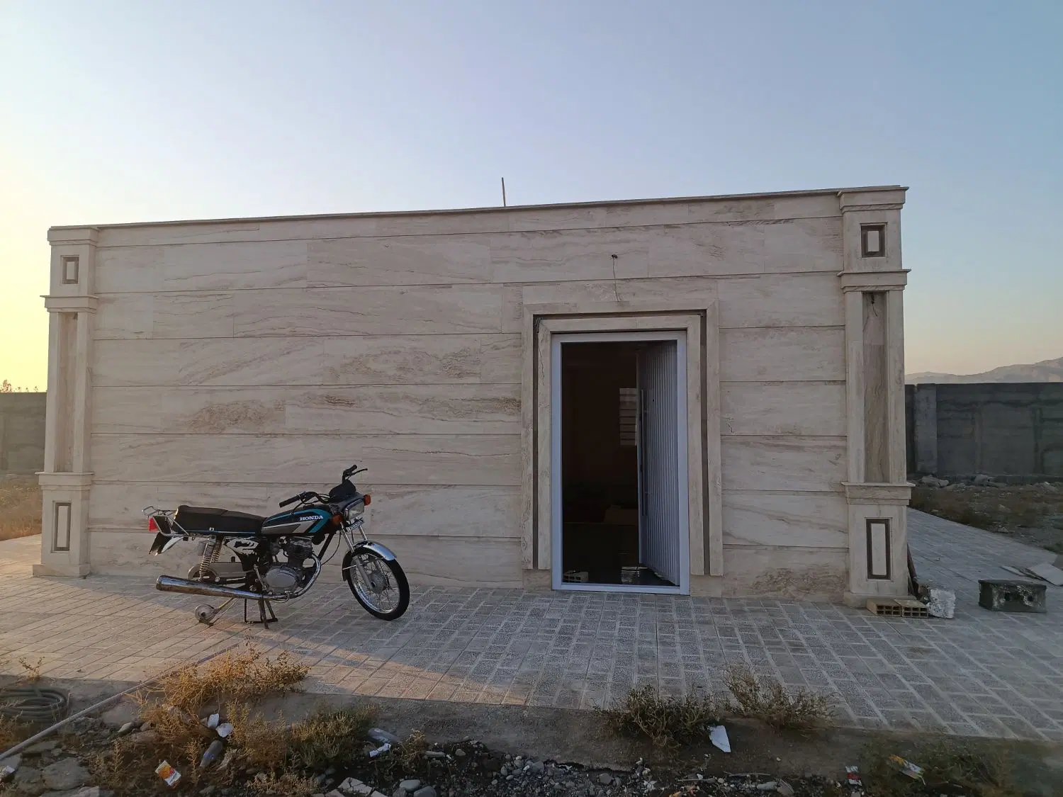 زمین چهار دیواری کارگاهی