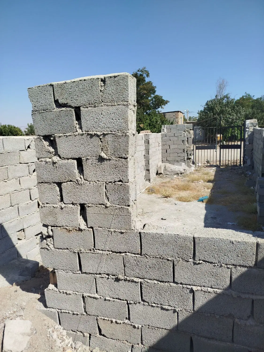 زمین چهار دیواری مناسبه باغچه