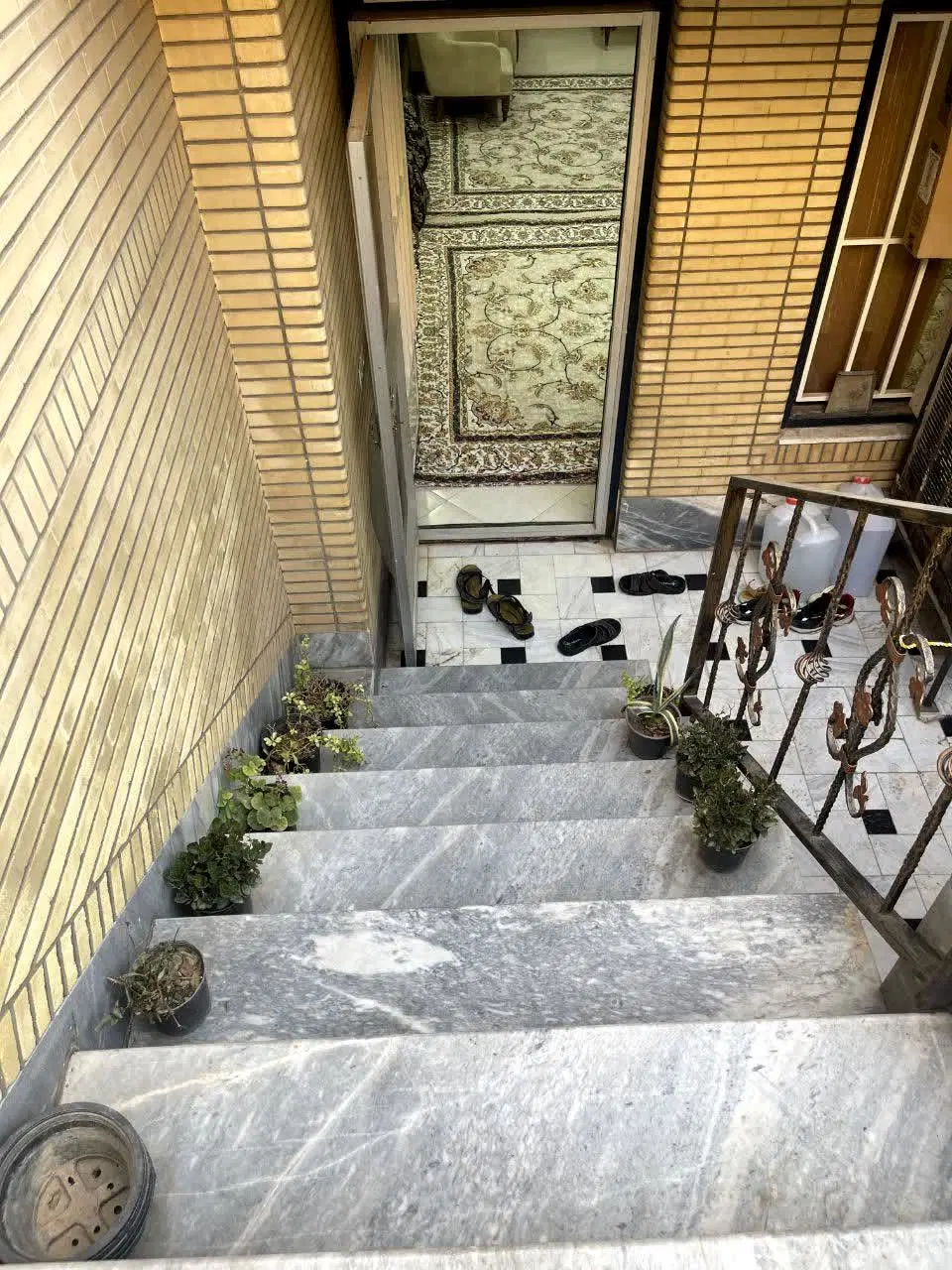 زیر زمین  گل خانه ای