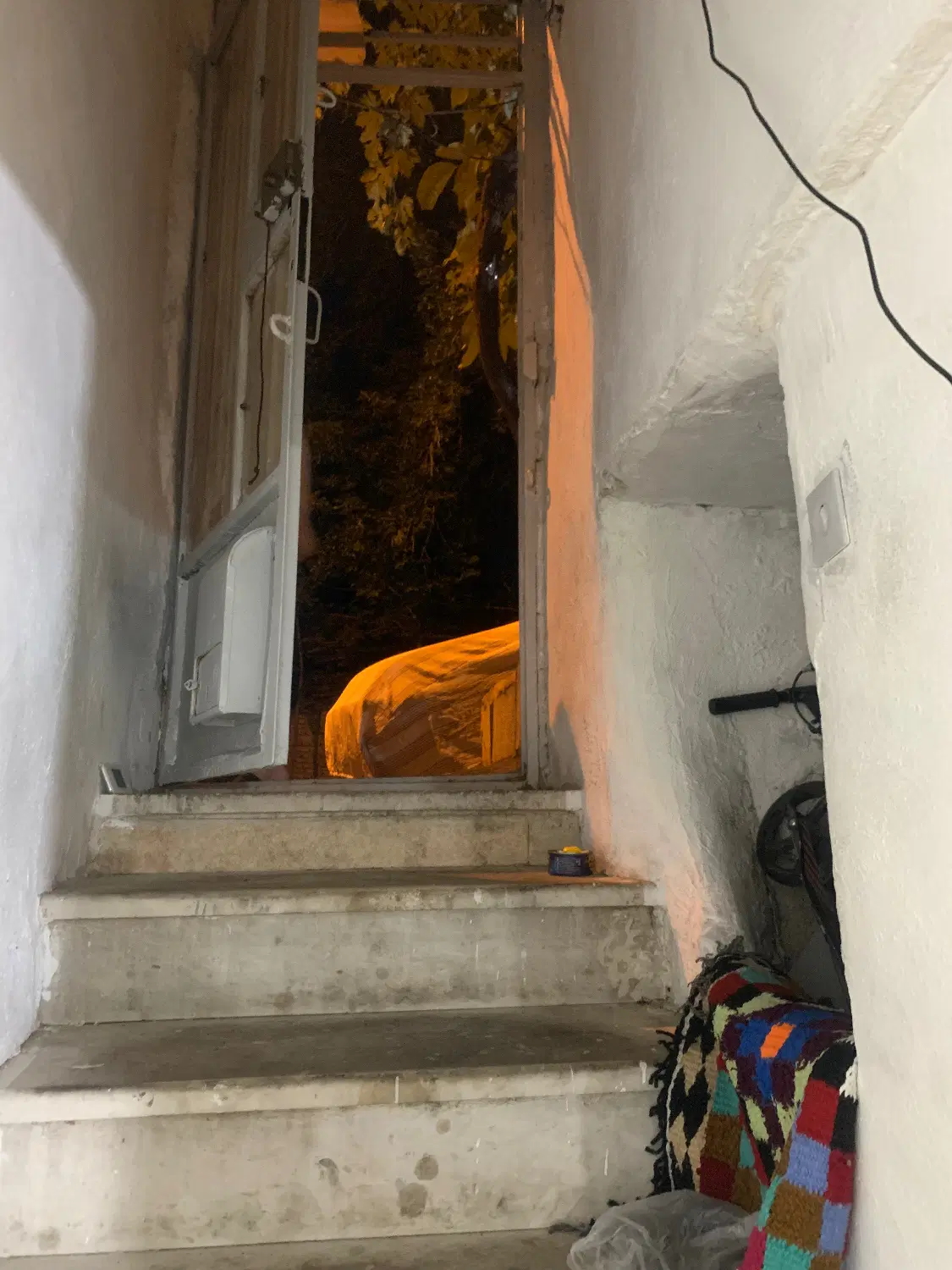 زیرزمین دربست مناسب کارگر یا انبار