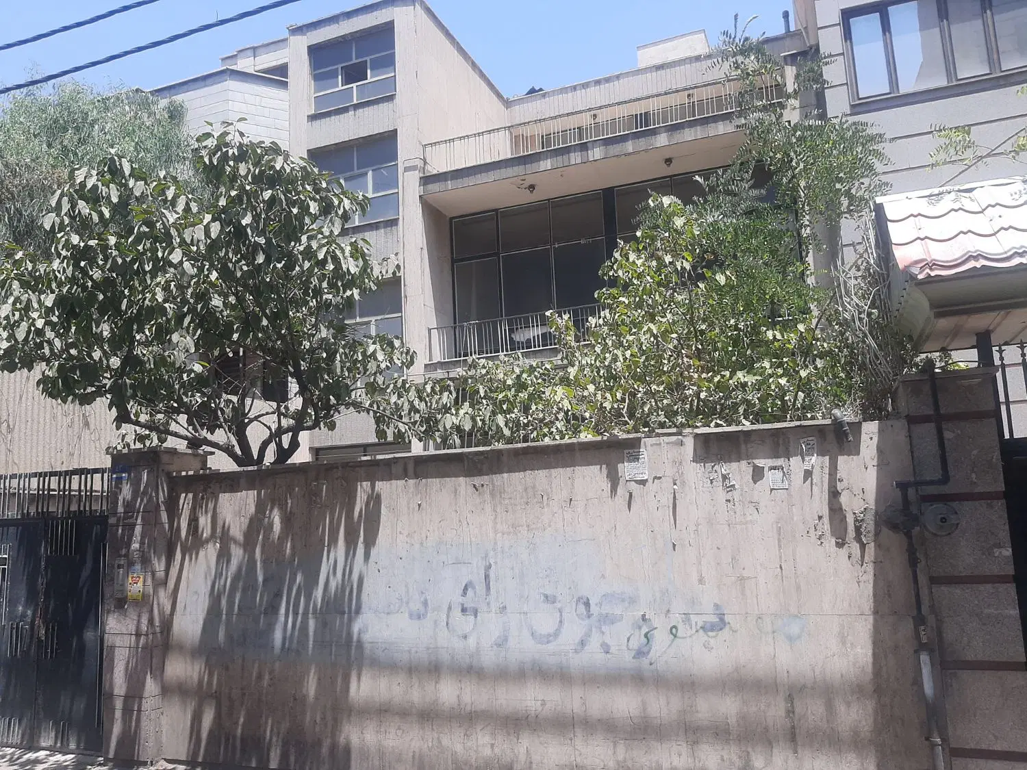 ۲۰۰ متر بر ۱۰ جنوبی با جواز ۵ طبقه پیروزی