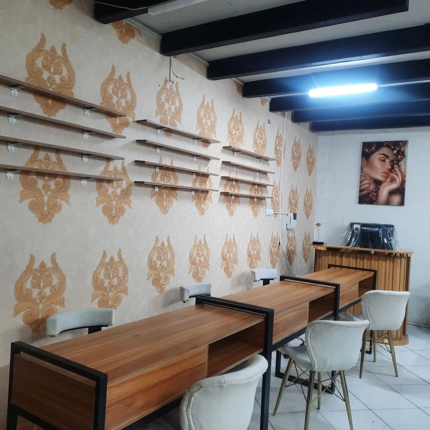 اجاره میز ناخن و تخت در سالن زیبایی باغ فیض