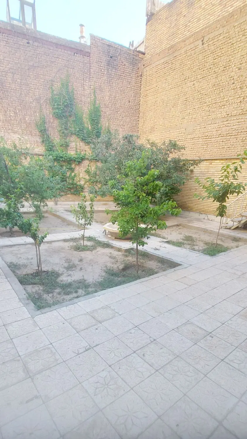 ساختمان آپارتمان خانه دو و نیم طبقه