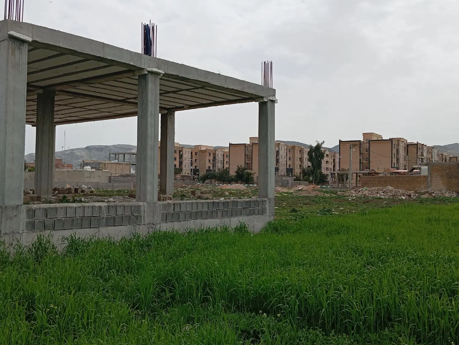 زمین نیمه کاره