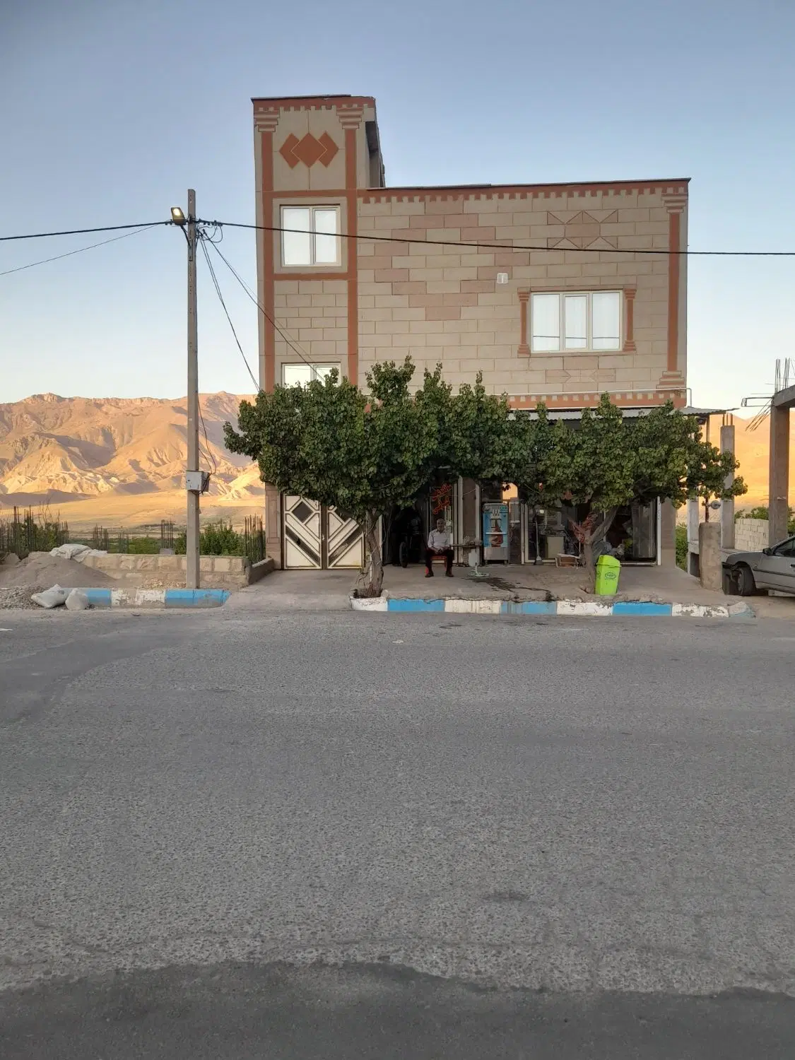یک باب مغازه ویک باب منزل به فروش میرسد