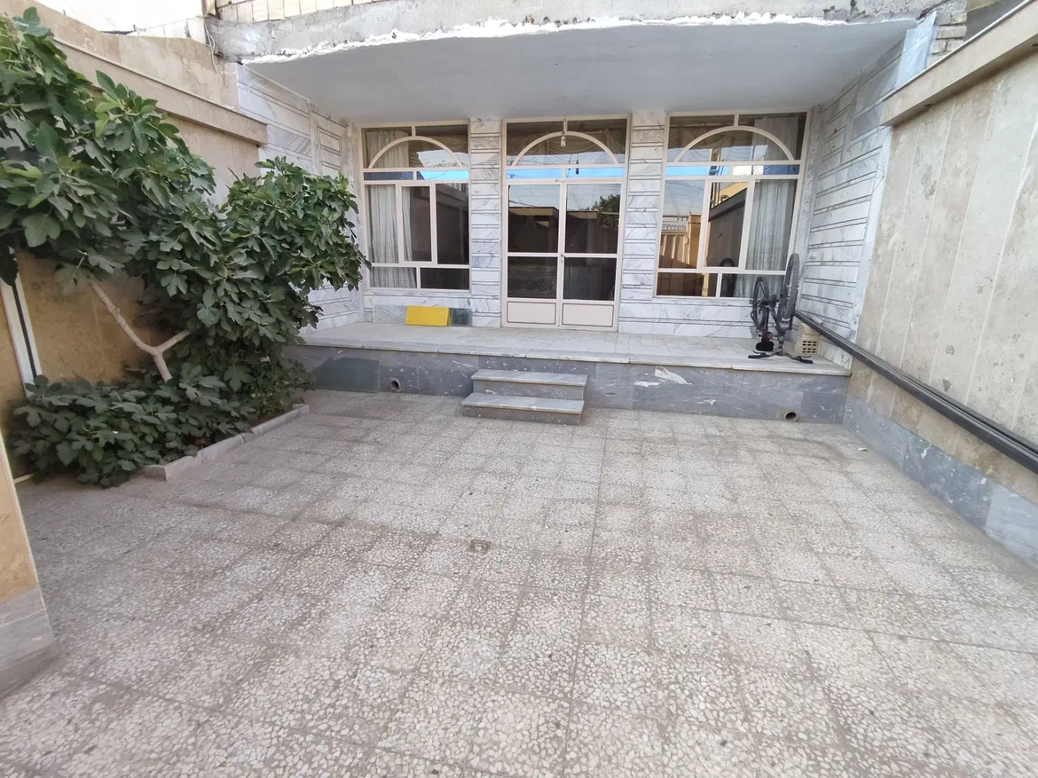 اجاره خانه ۱۳۰ متری همکف درب حیاط مستقل