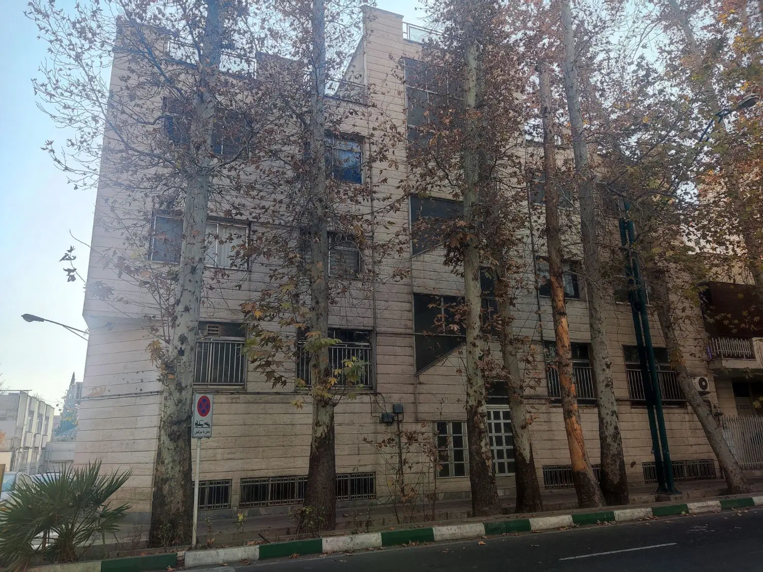ملک دو نبش خیابان پاستور (شهید رییسی)