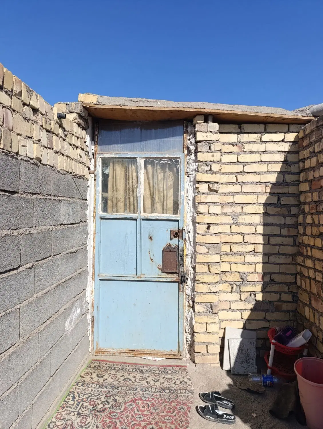 زمین چهار دیواری