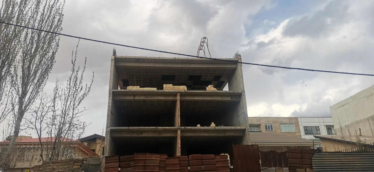 فروش ملک بهمراه ساختمان بتنی مناسب سرمایه گذاری