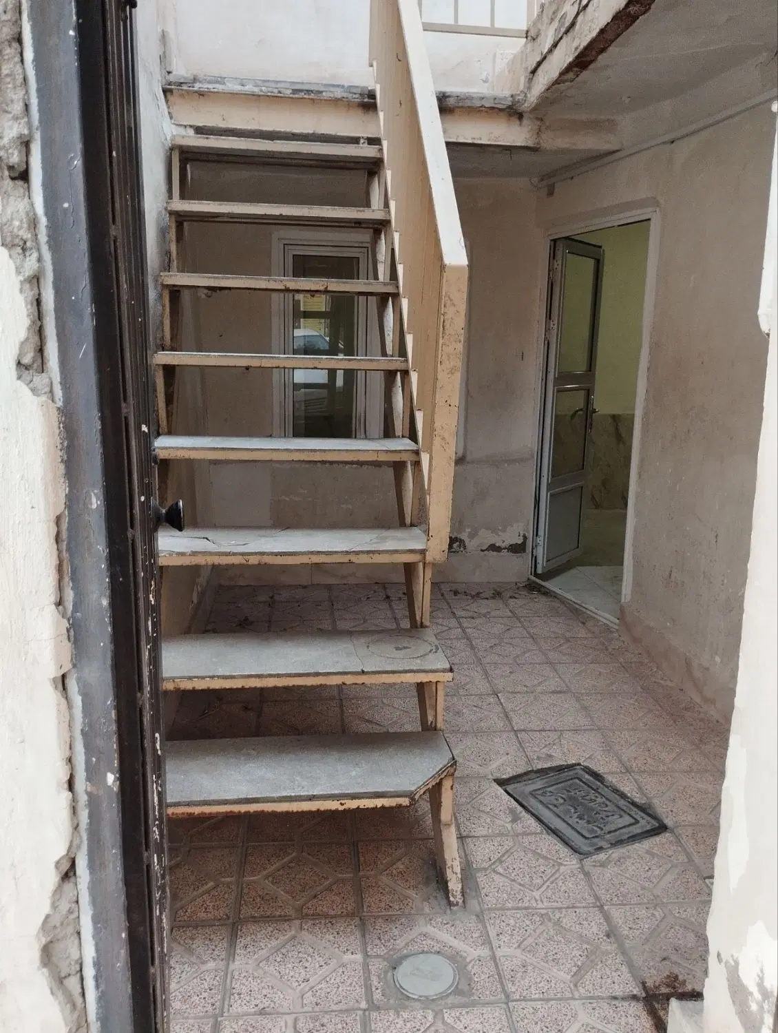 حیاط مسکونی