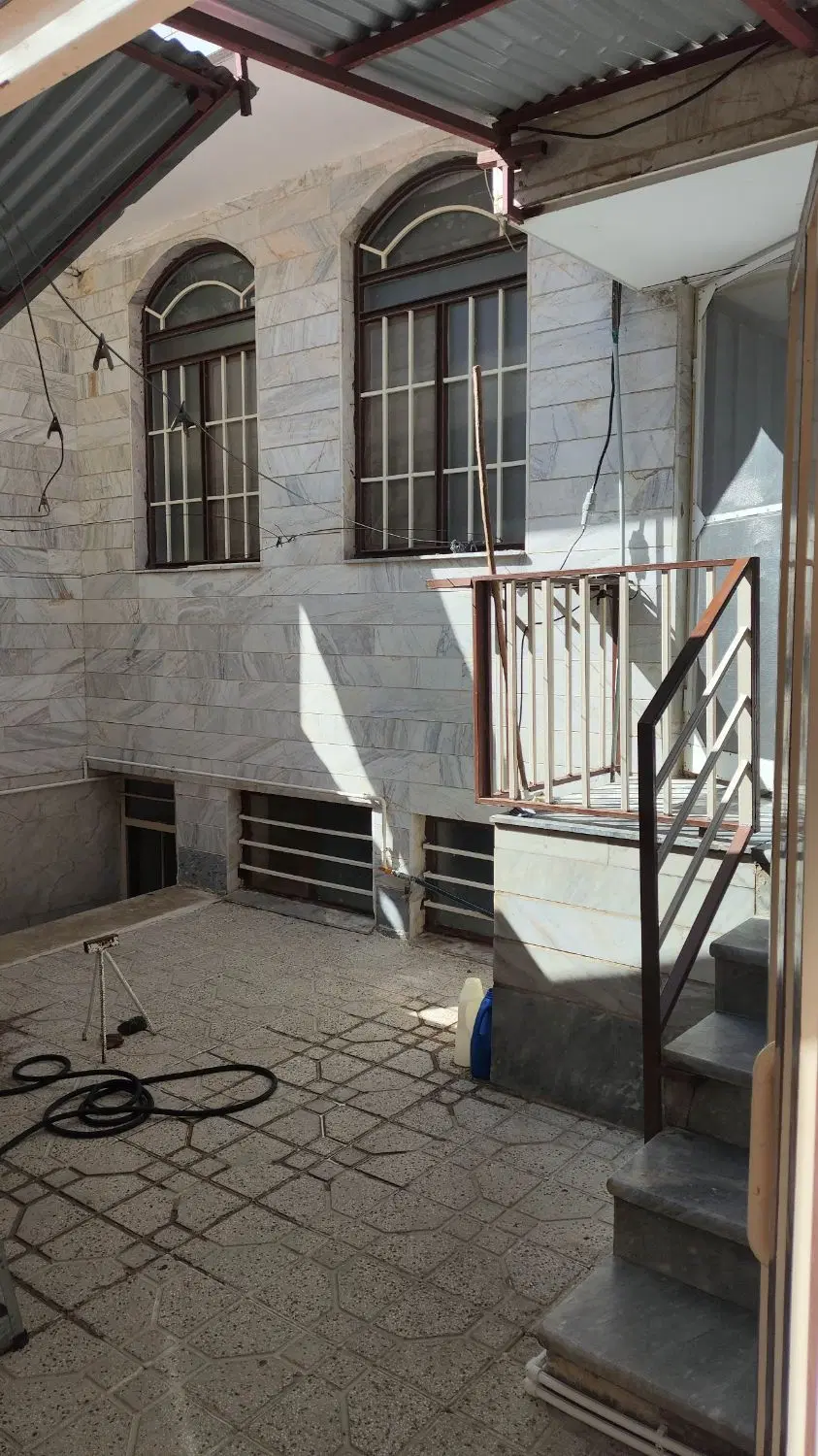 زیرزمین ۳۵ متری مناسب یک نفر خانم