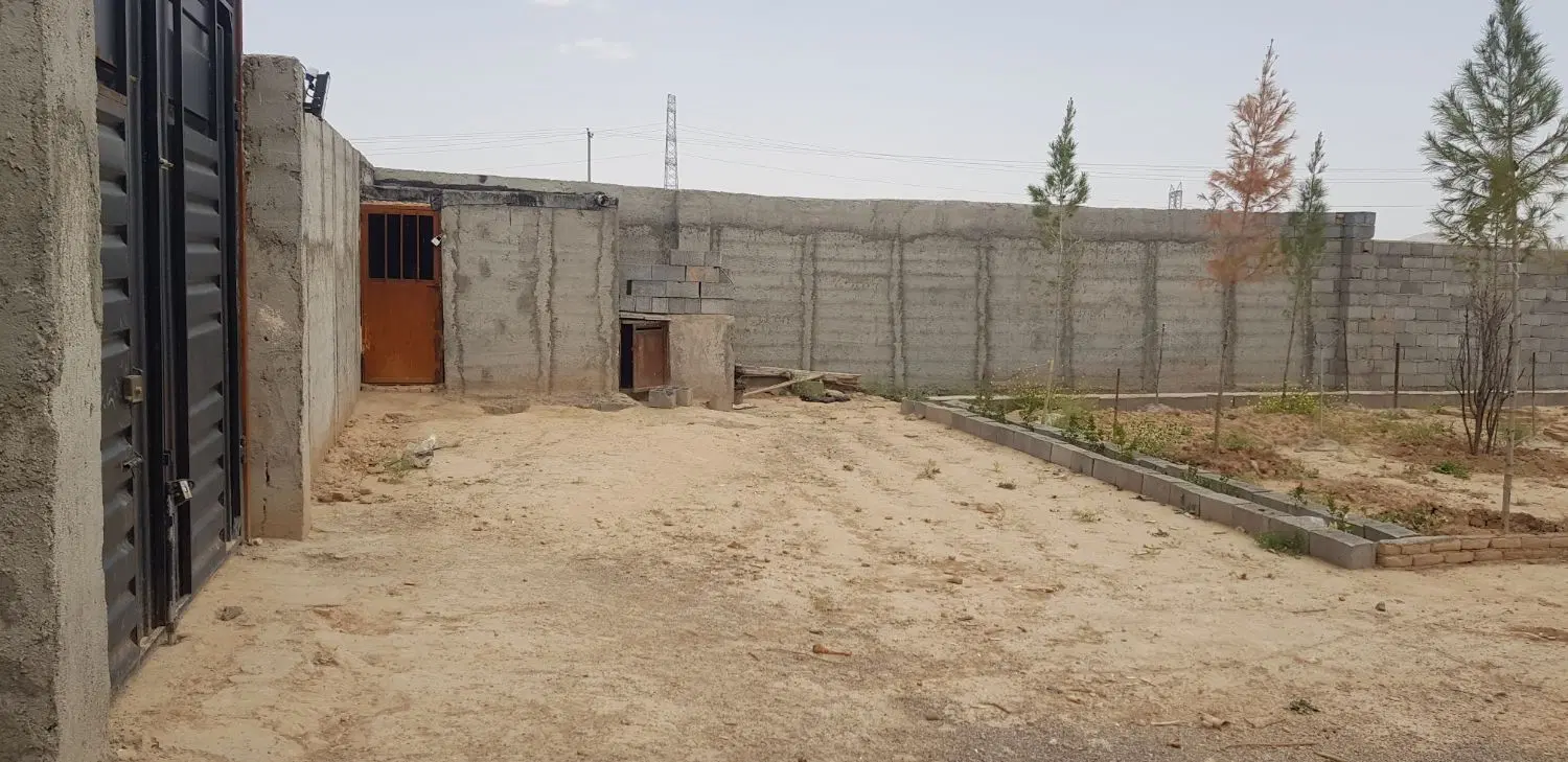 زمین دور دیوار