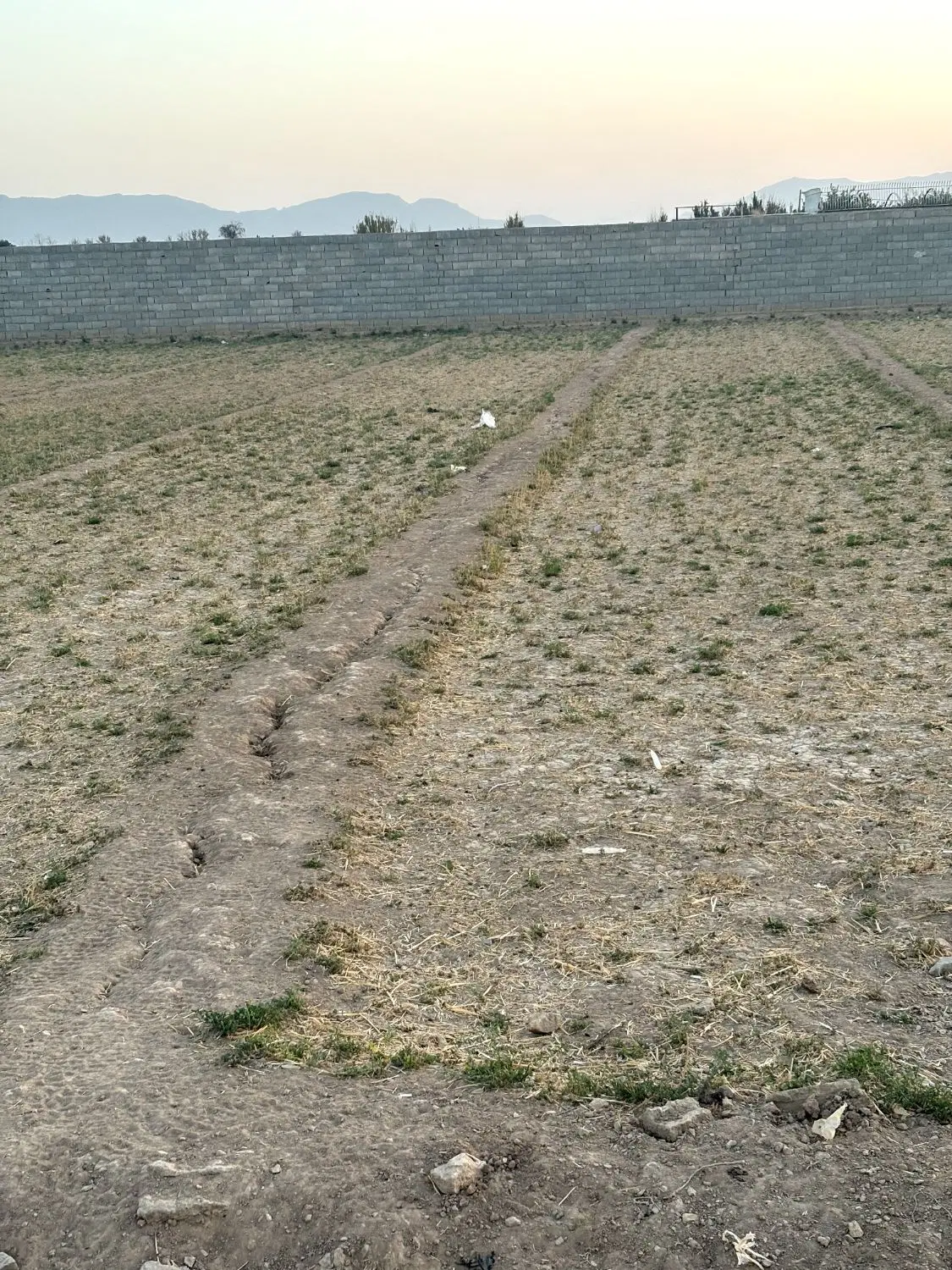 فروش یک قطعه زمین ب مساحت ۵۰۰ متر مناسب برای باغ