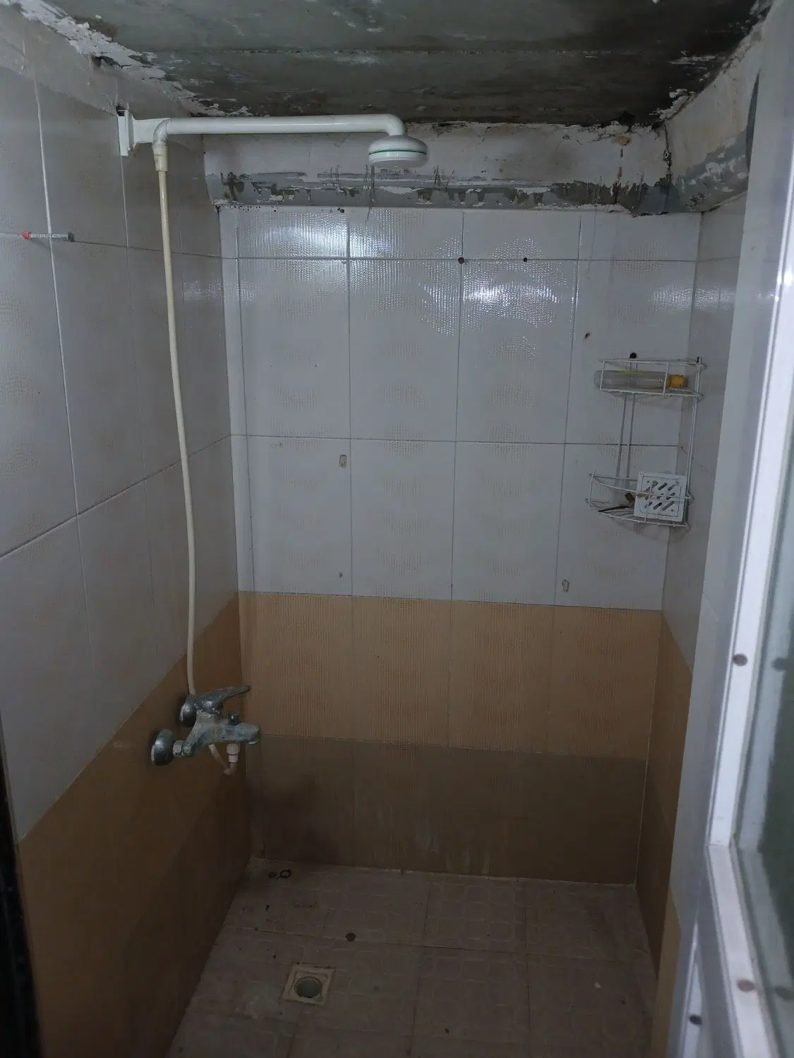زیرزمین به متراژ صدمتر واسیه آریشگاه وخیاطی