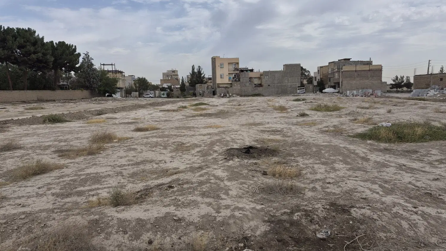 زمین ۴۰۰۰ متری مناسب کارگاه بلوک‌زنی دارای آبو برق