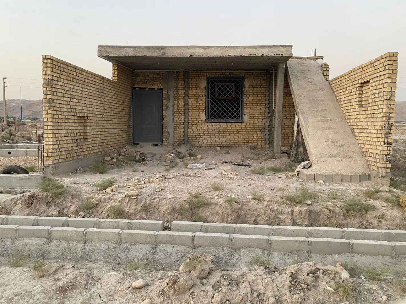 خانه نیمه کاره بلوار دامغانی