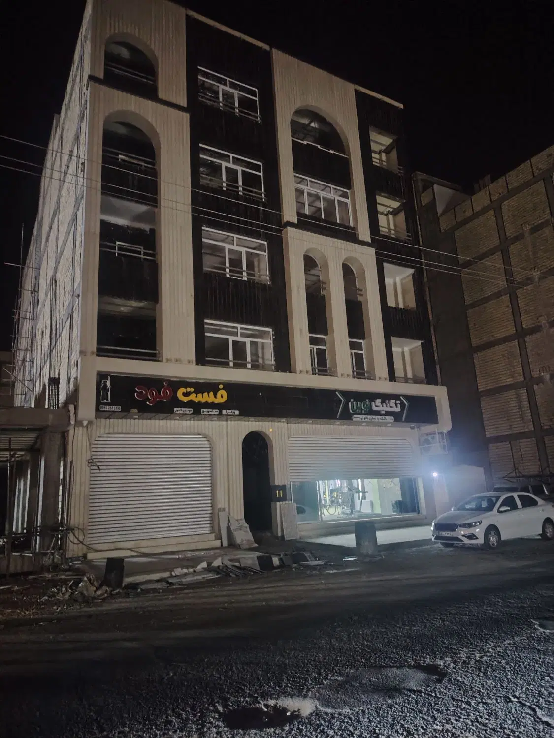 زمین انتهای بلوار ارتش لب جاده