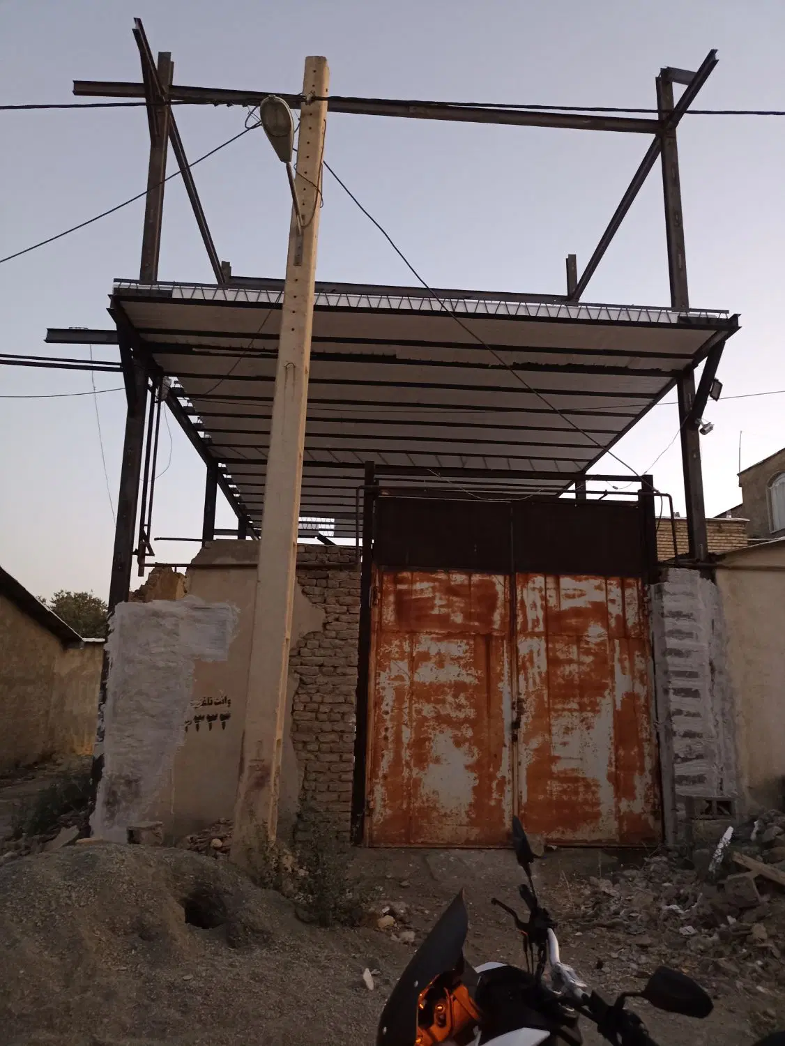 مغازه و خانه نیمه کاره