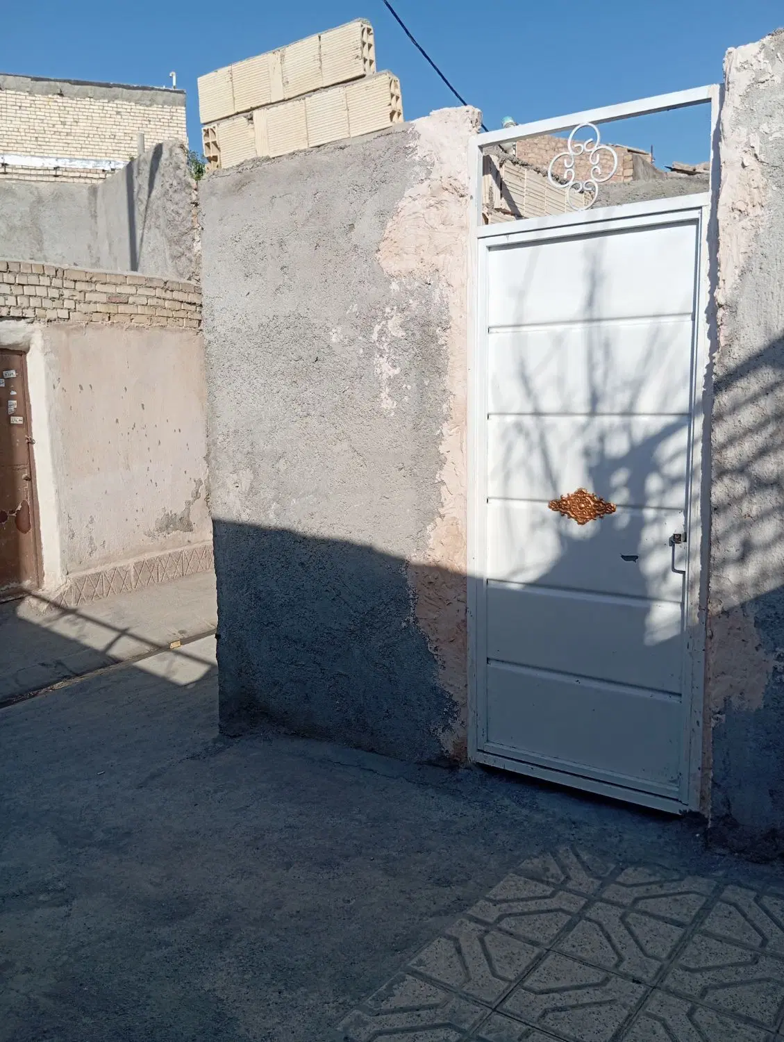 خانه نیمه کاره راه جدا روی همکف 70متر  با امتباز