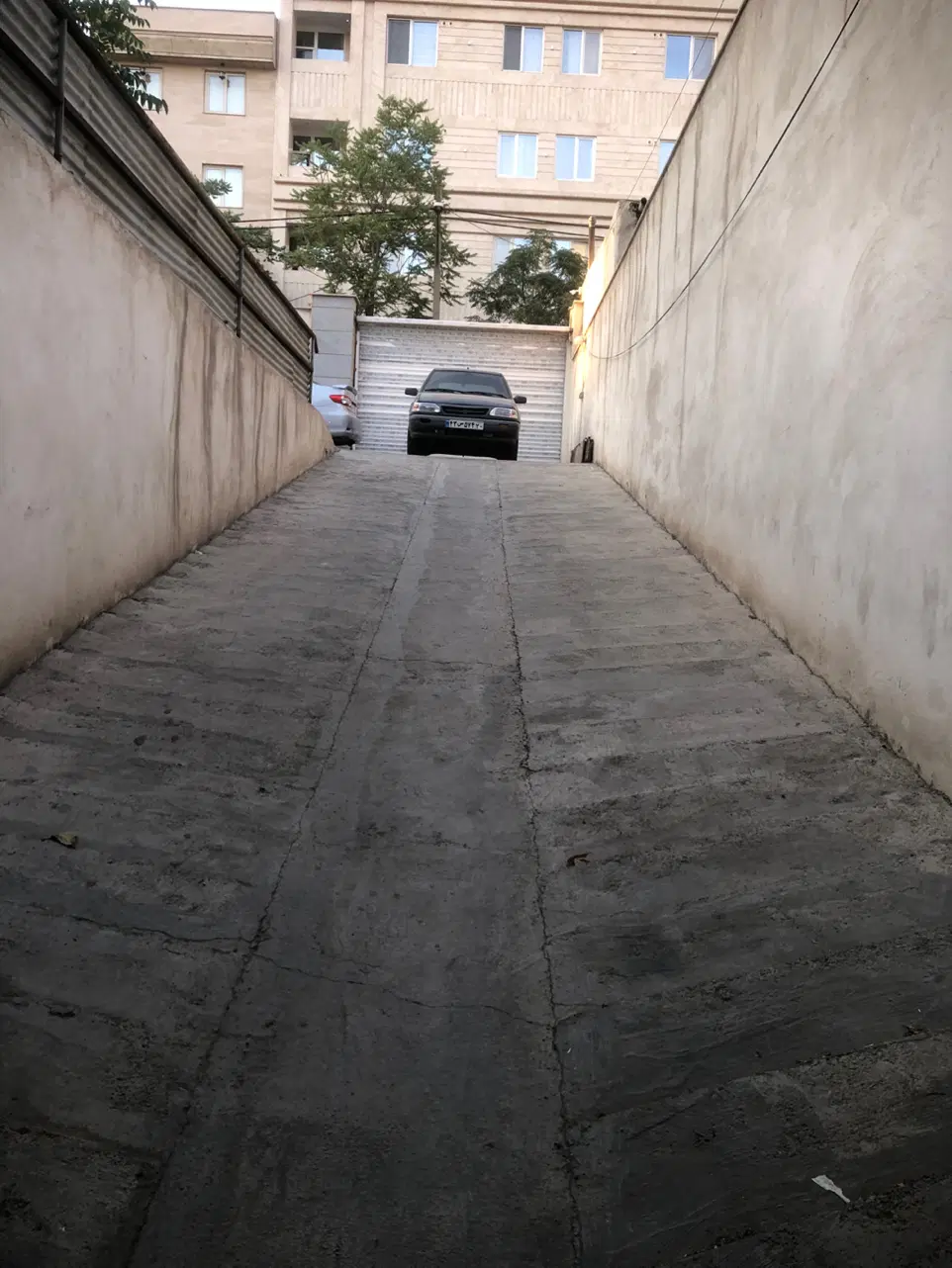 ۲۰۰ متر پارکینگ ۱۶۰ متر حیاط جمعا ۳۶۰ افسریه