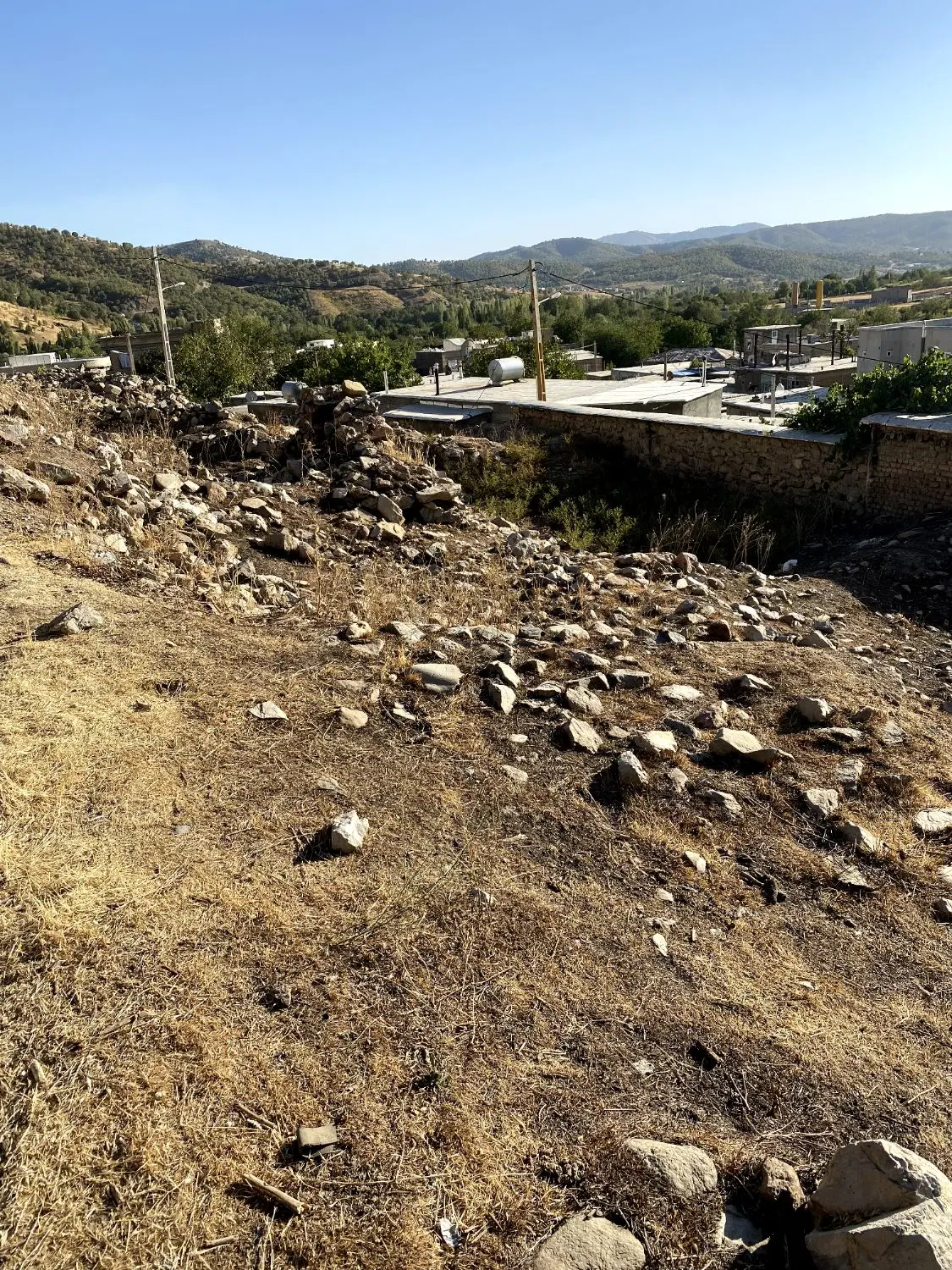 زمین ۹۰ منر دو نبش روستای شوی (قلات)