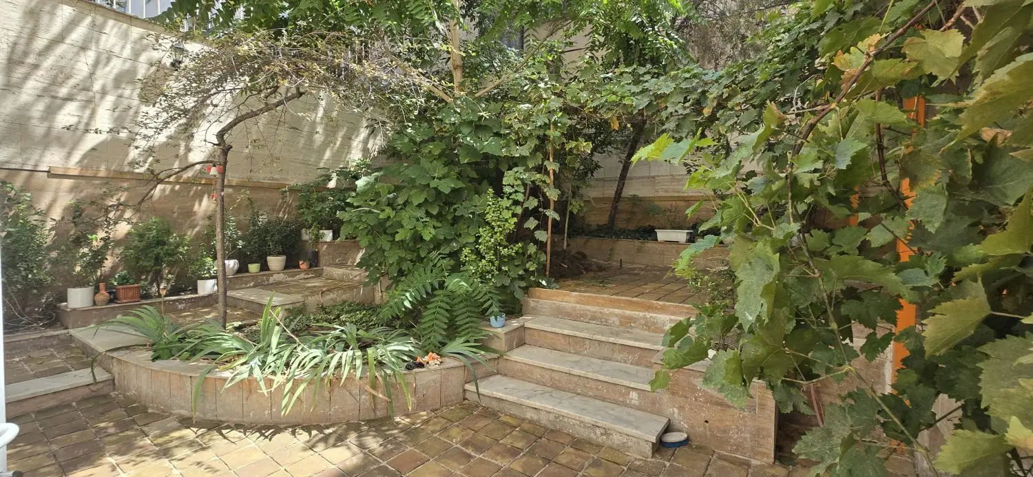 همکف جنوبی با حیاط لاله هفت تیر