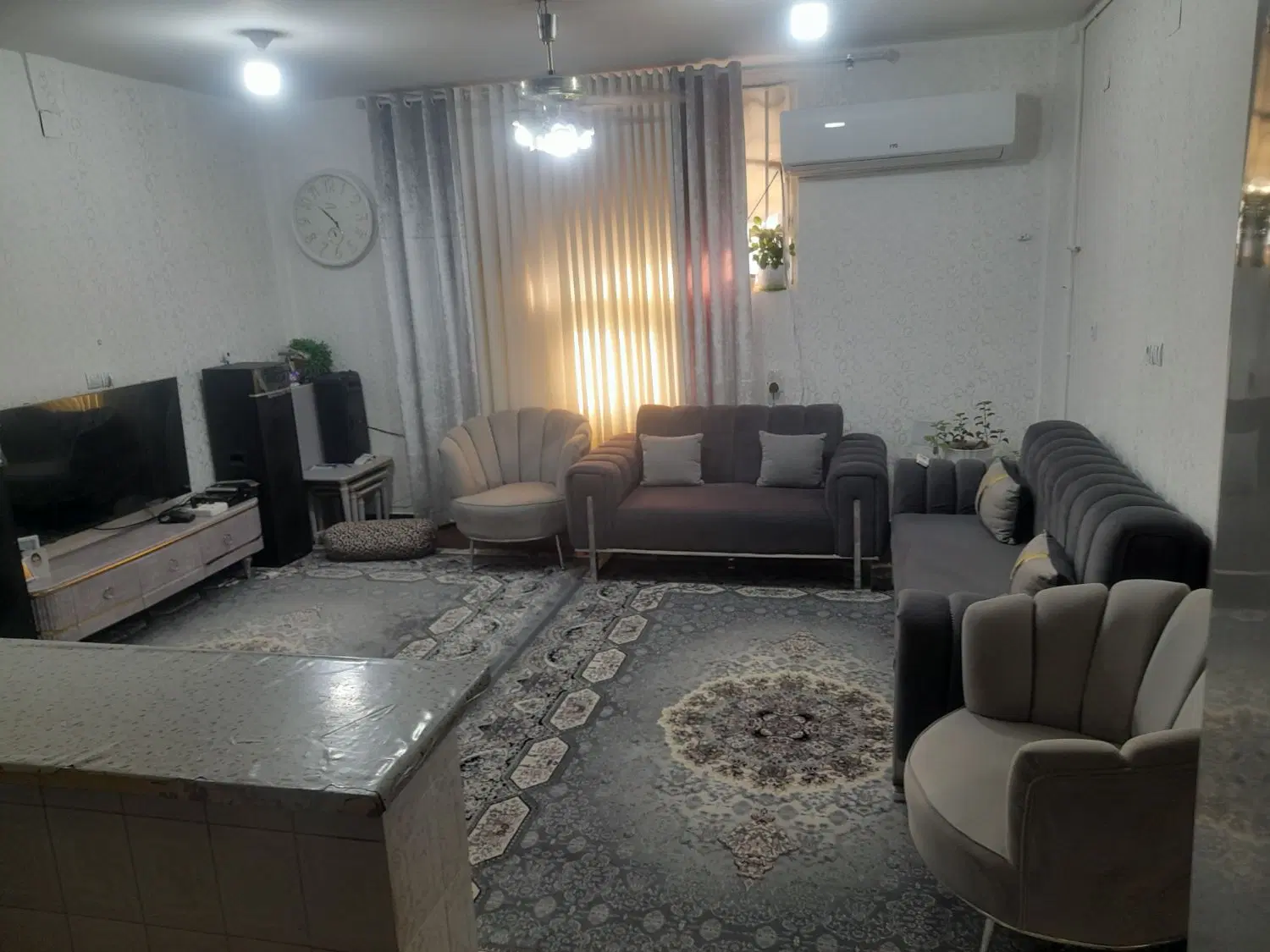 یک واحد آپارتمان نقلی شیک تمیز فروشی