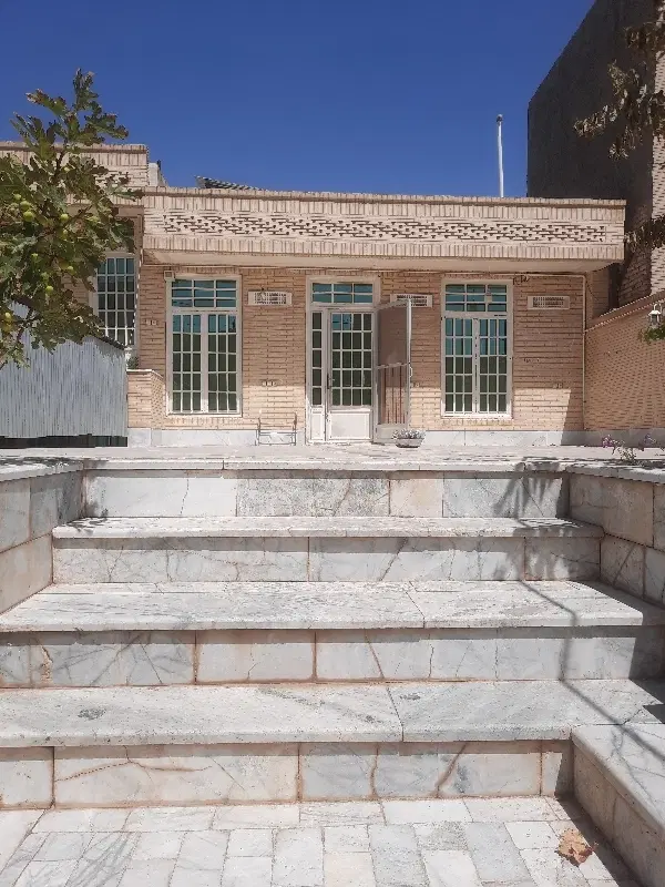منزل درب به حیاط خیابان آهن فروش ها