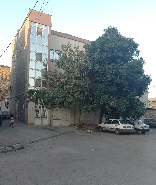 ویلایی سه طبقه و نیم نزدیک حرم
