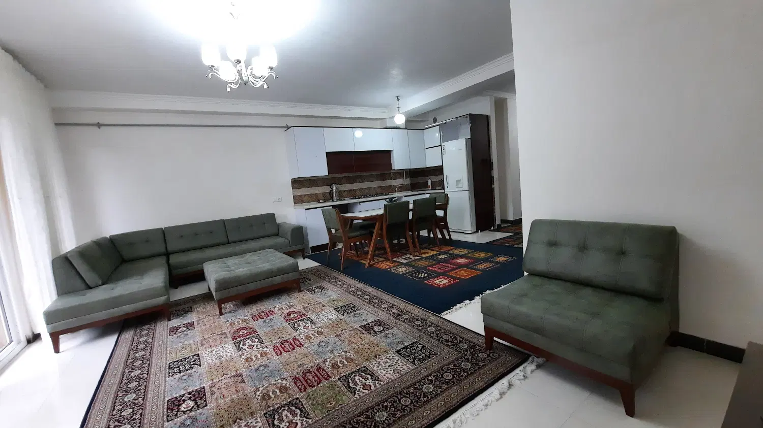 آپارتمان دو خوابه با تراس، پارکینگ و انباری سندی