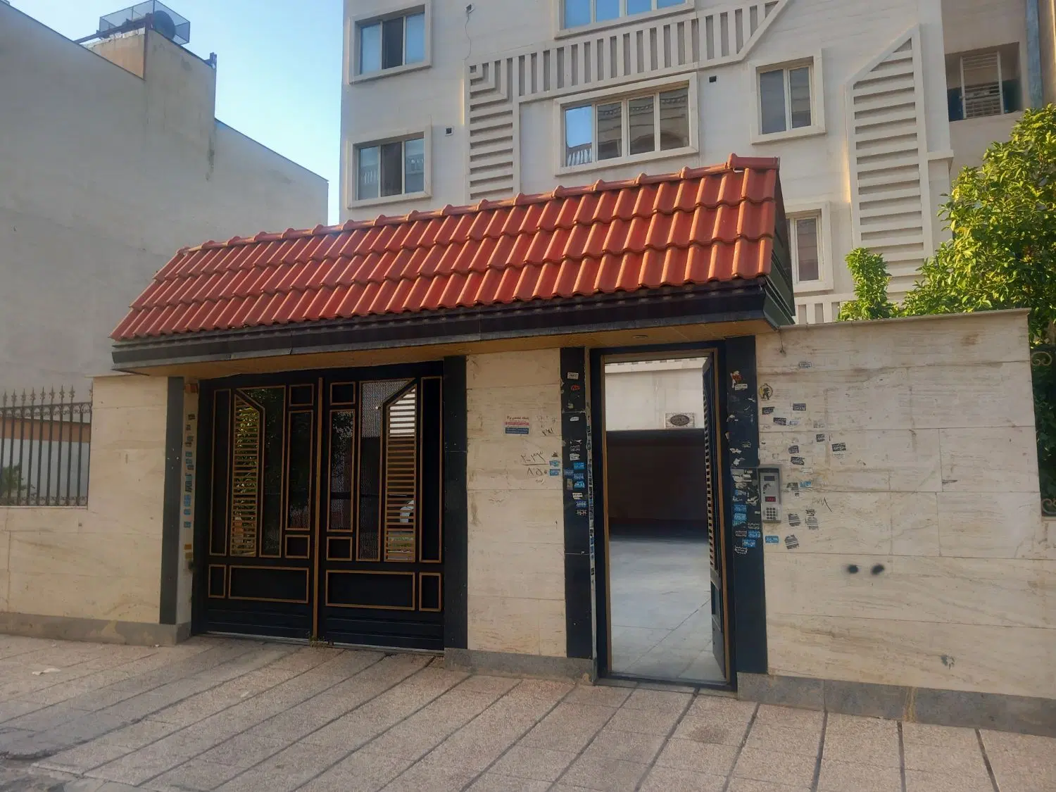 آپارتمان حیاط دار