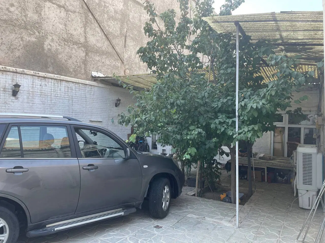 حیاط مسکونی بهار