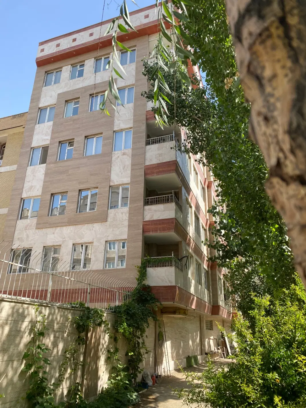 واحد ۹۰ متری رو به باغ