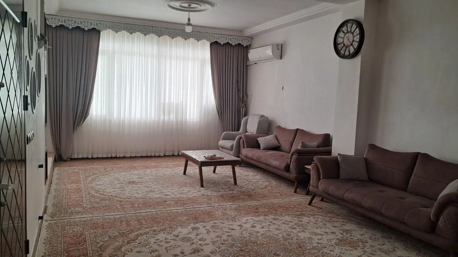 یه واحد مسکونی طبقه سوم