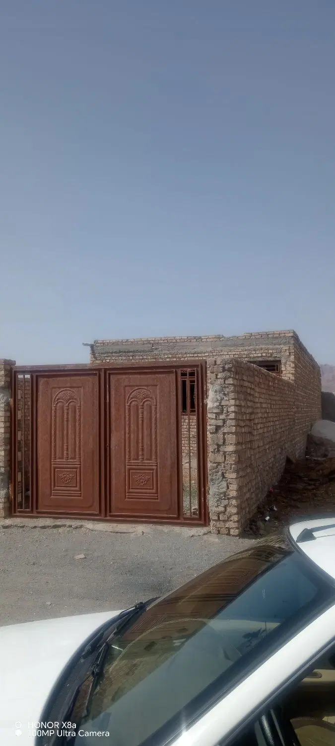 خانه نیمه ساز حاجی آباد انتهای خلیج فارس سمت راست