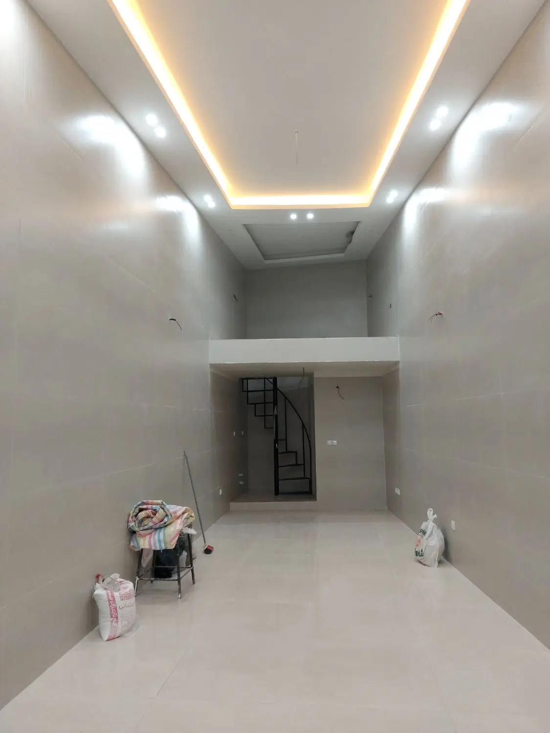 مغازه ۴۲مترنوسازابتدای بلوارشهیدنژاداکبرمیدان مددی