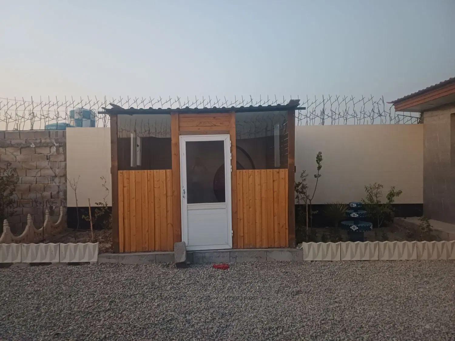 باغچه تمیز و دارای بنا