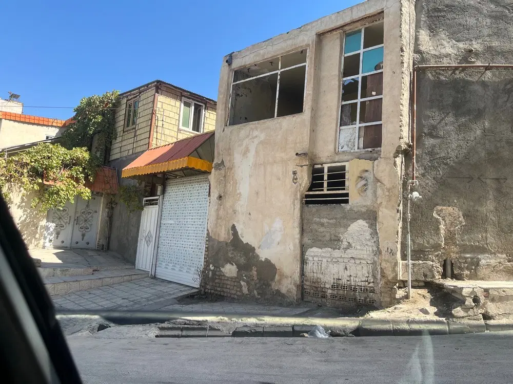 خانه دو طبقه واقع در آب و برق