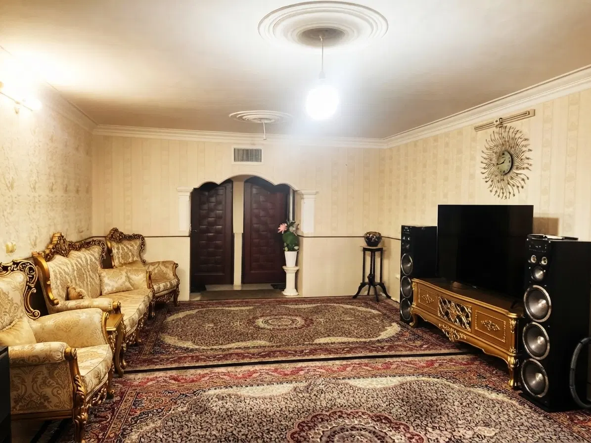 آپارتمان همکف حاشیه ۲۰ متری پارکینگ اختصاصی