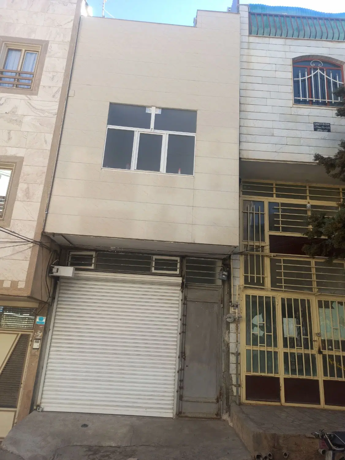 مغازه تجاری و واحد مسکونی