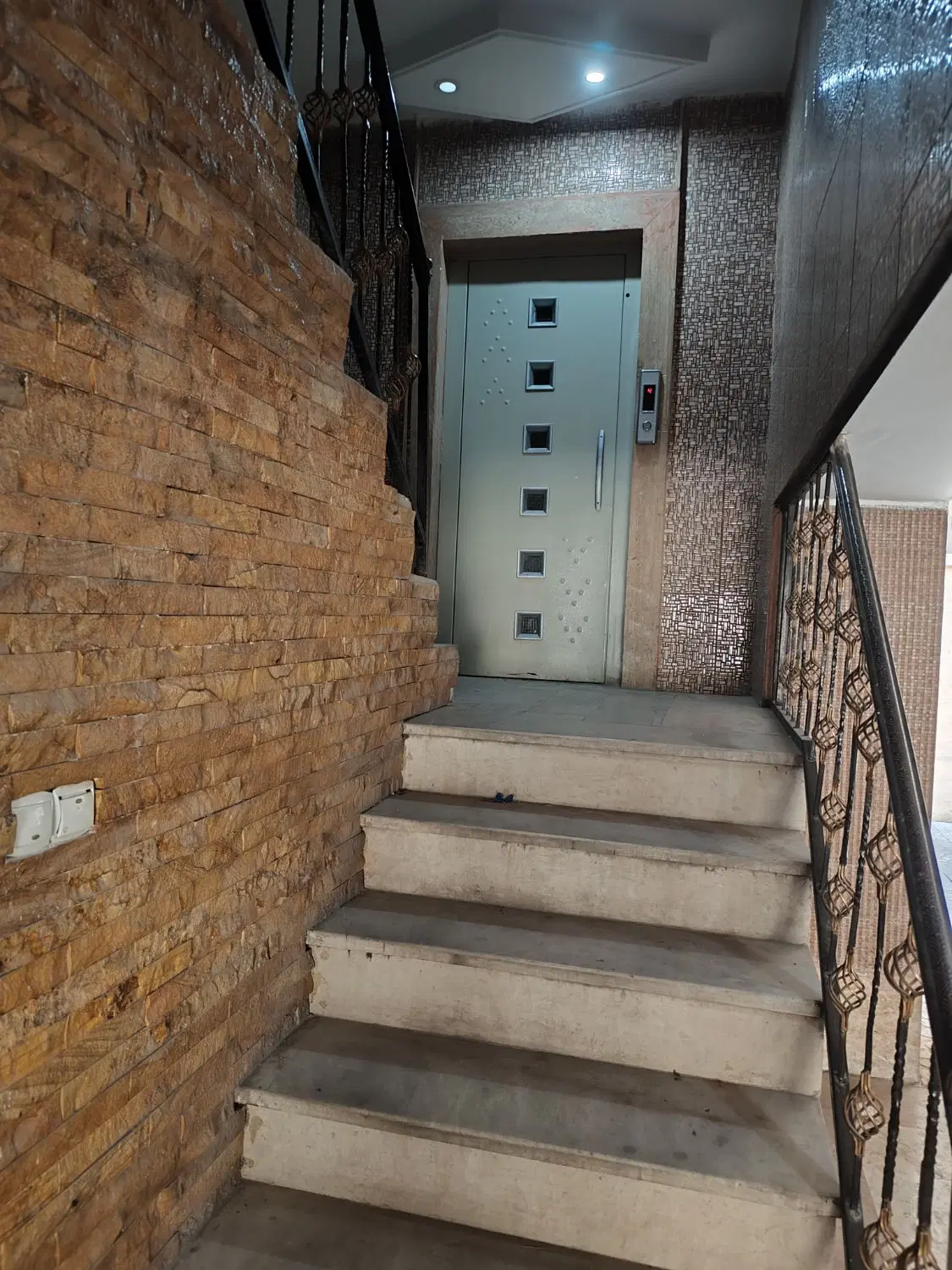 شهرک ابریشم نشاط اول،واحد ( ۶۱ متری) فول امکانات