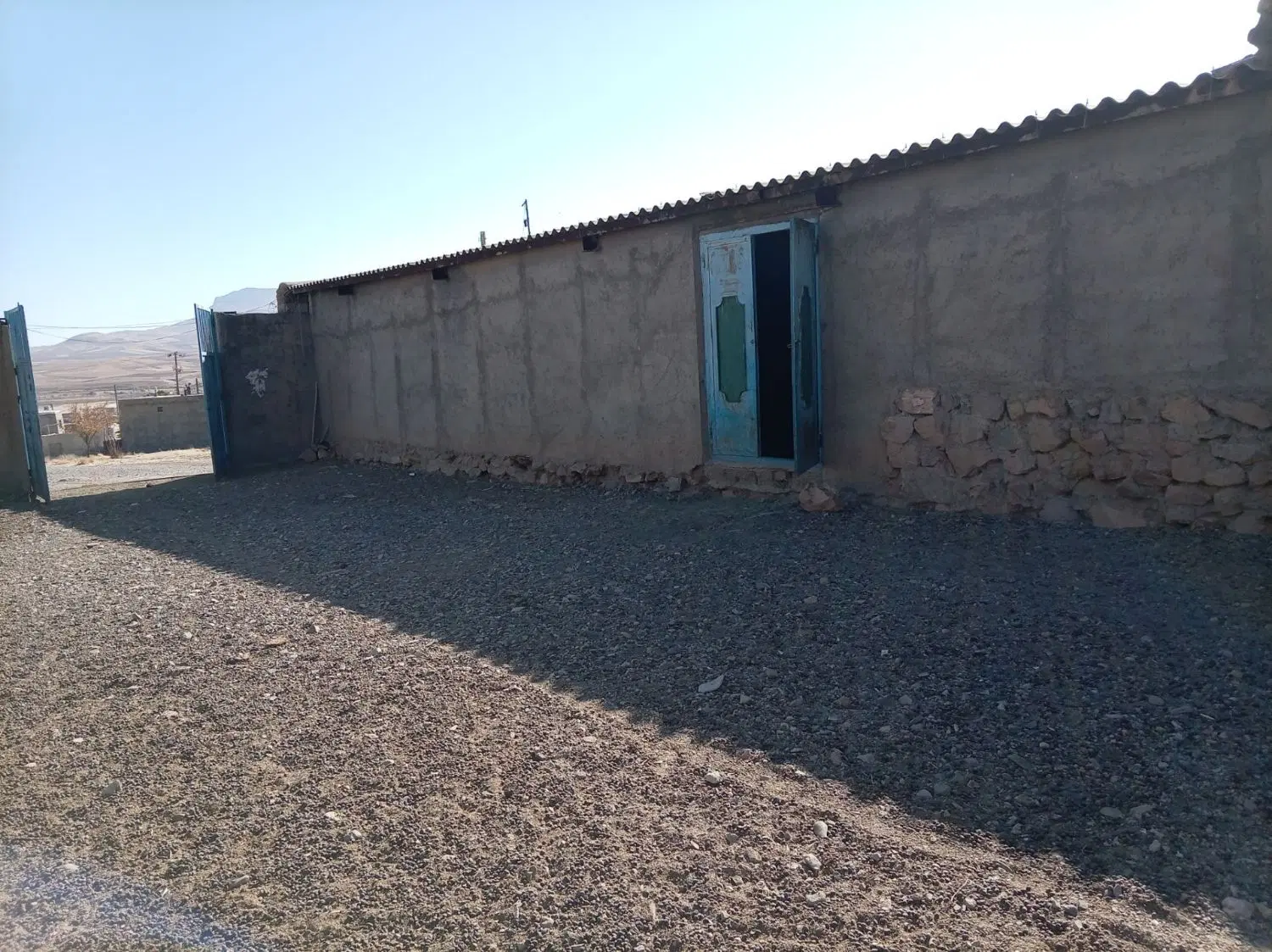 خانه ویلایی به همراه ۲ سوله