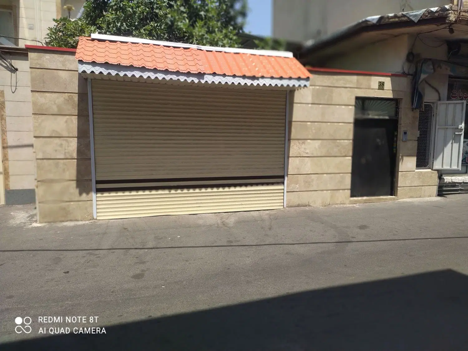 حیاط بر خیابان اخونی