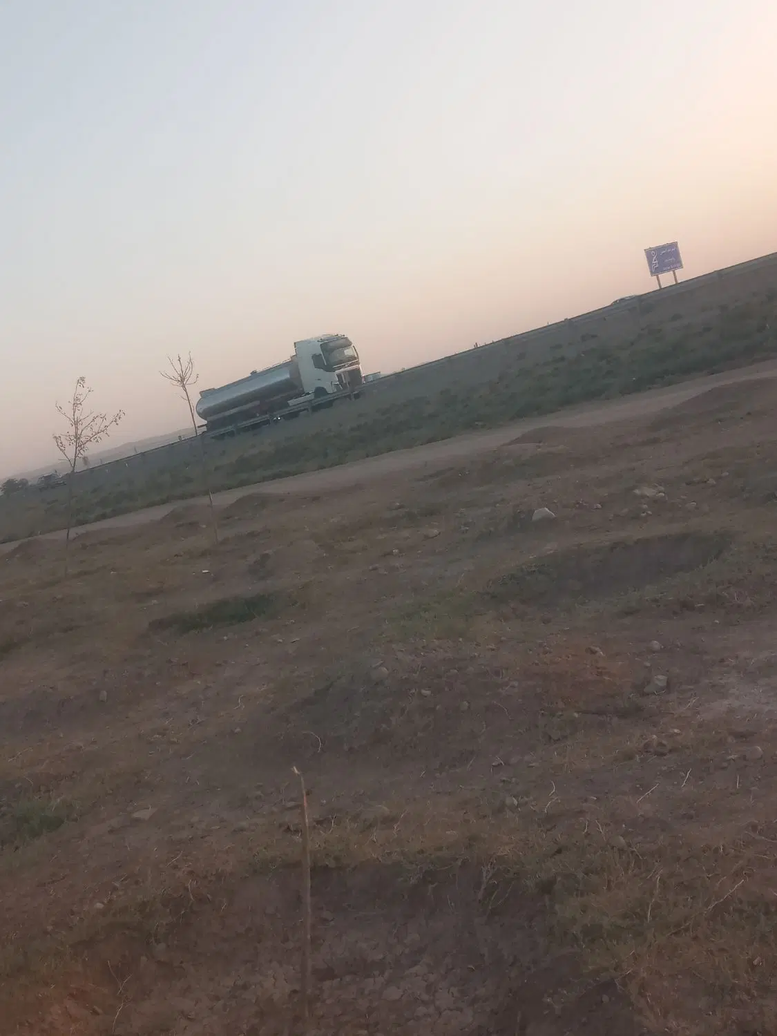 زمین در بر اتوبان